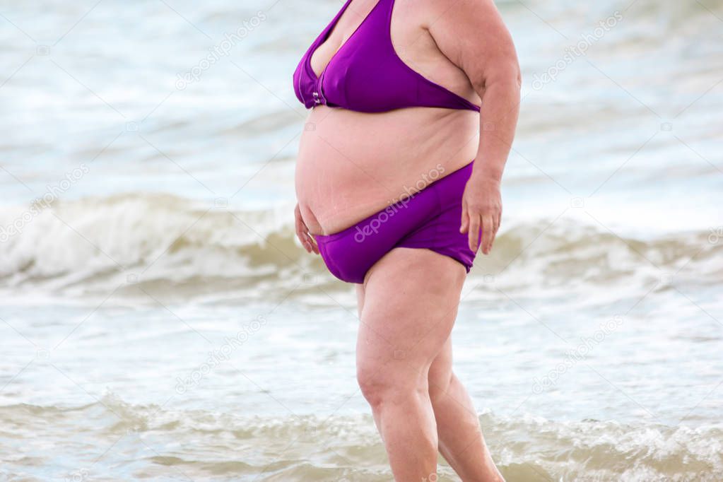 Dicke menschen am strand