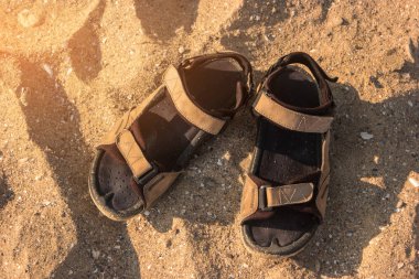 kum üstünde sandal.