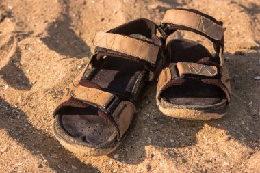 kum üzerinde sandalet.