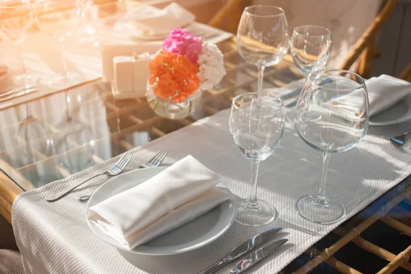 Mesa con gafas de vino y platos . — Foto de Stock