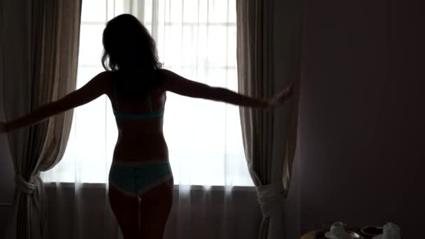 Femme debout près de la fenêtre . — Video