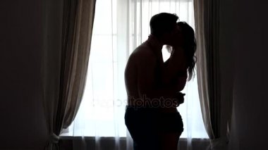 Bir pencere öpüşme Çift.