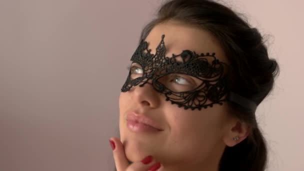 Dames gezicht in lace masker. — Stockvideo