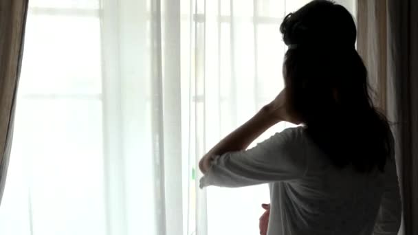 Γυναίκα κοντά σε παράθυρο. — Αρχείο Βίντεο