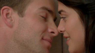 Burunlara dokunan çift.