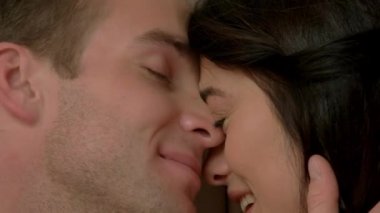 Kapalı gözlerle Çift.