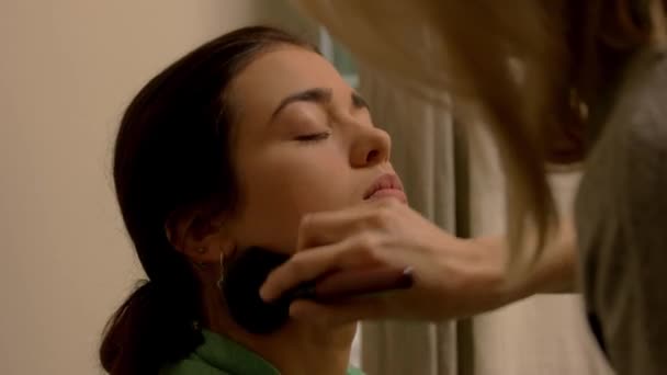 Cepillo aplicando maquillaje a la dama . — Vídeos de Stock
