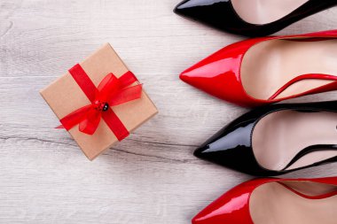 Ayakkabı yakınındaki hediye kutusu.