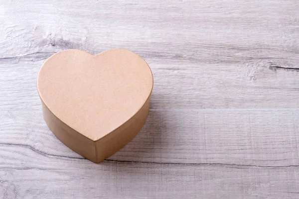 Caja de regalo de cartón en forma de corazón . —  Fotos de Stock