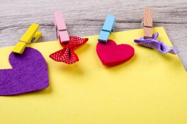 Sarı kağıt parçası clothespins ile.