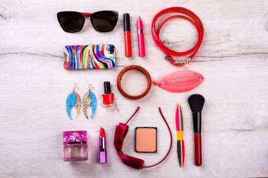 Telefon, güneş gözlüğü ve kozmetik.