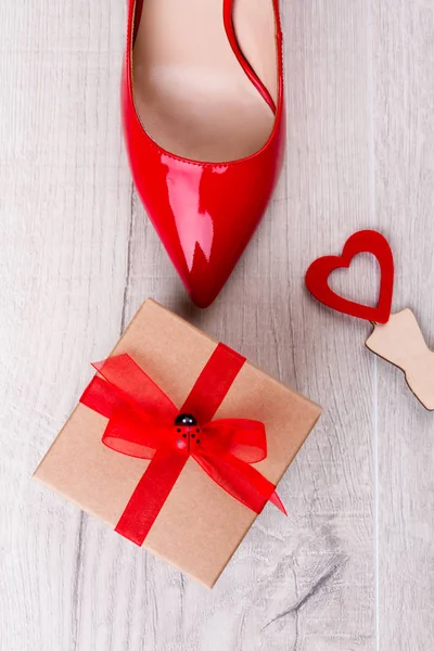 Подарочная коробка и красная обувь . — стоковое фото