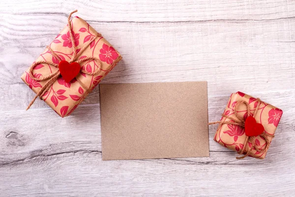 Pieza de papel y cajas de regalo . — Foto de Stock