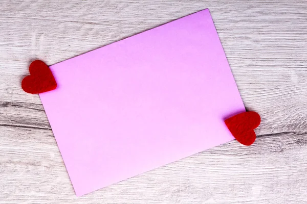 Na jasně růžovém papíru kus a srdce. — Stock fotografie