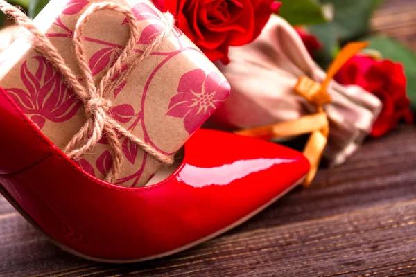 ギフト ボックスと赤の靴. — ストック写真