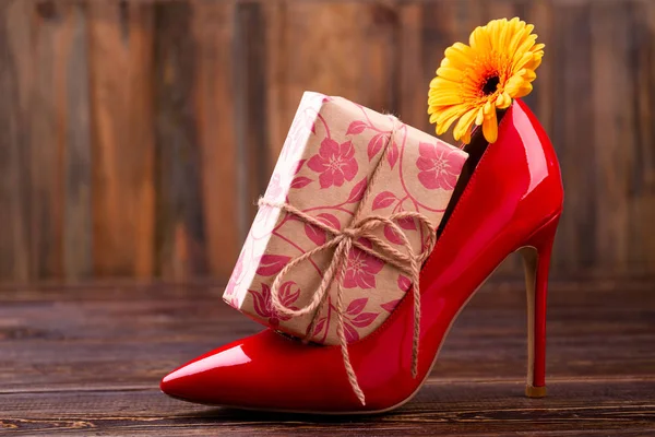 Caja de regalo cerca del zapato . — Foto de Stock