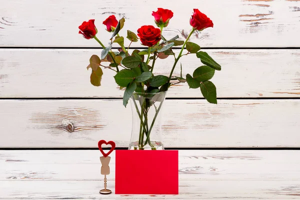 Corazón en pie y rosas . — Foto de Stock