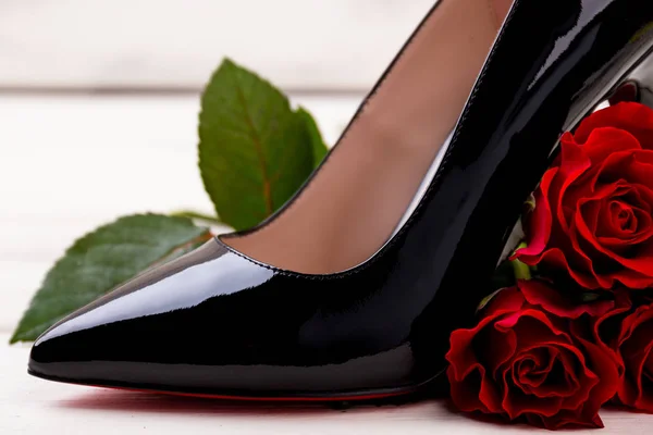 Обувь на высоком каблуке и роза . — стоковое фото