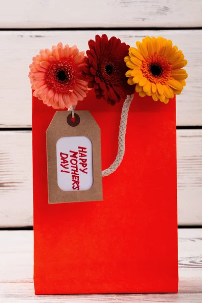 Flores con etiqueta en bolsa . — Foto de Stock