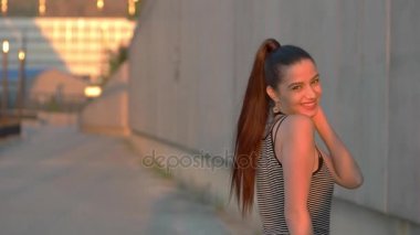 Kız kameraya gülümsüyor.