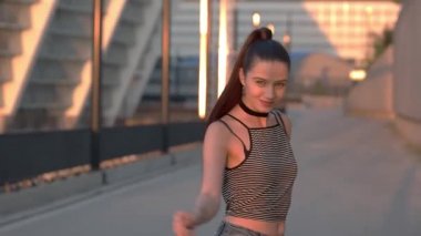 Dışarıda gülümseyen genç bir kadın..