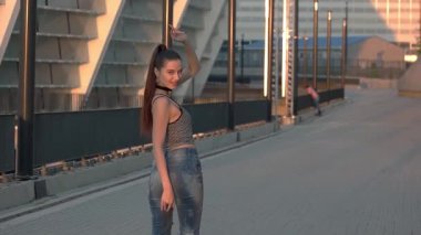 Geriye dönüp baktığımda ve gülümseyen kadın.