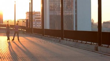 Çift paten günbatımında olduğunu..