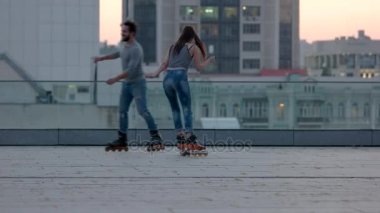 Şehirdeki insanlar paten.