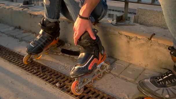 Feet on rollerblades. — Stock Video