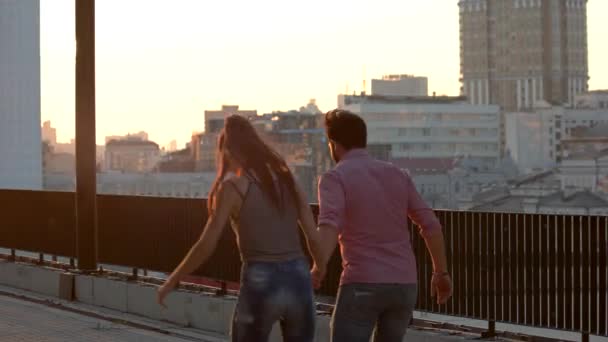 Paar beim Inlineskaten bei Sonnenuntergang. — Stockvideo