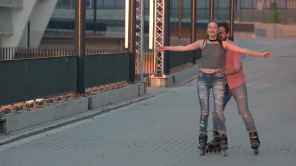 Mann und Frau fahren Inlineskaten. — Stockvideo