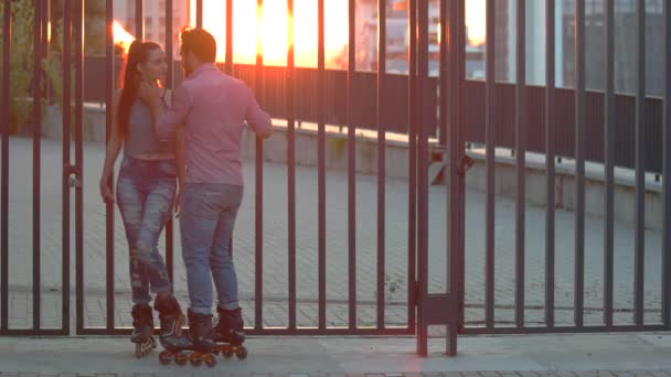 Couple sur patins à roues alignées . — Video