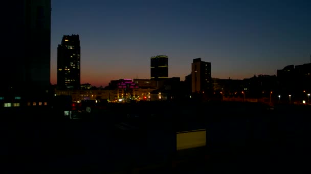 Akşamları şehir manzarası. — Stok video