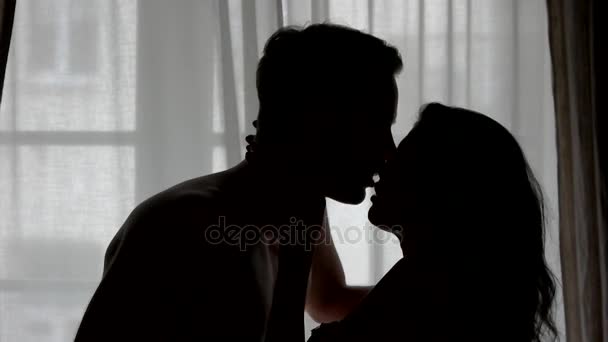 Casal está se beijando em câmara lenta . — Vídeo de Stock