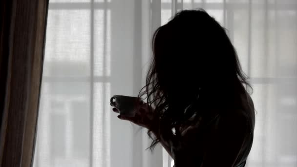 Mujer está bebiendo de la taza . — Vídeos de Stock