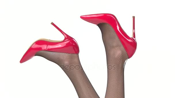 Piernas en tacones rojos brillantes . — Vídeos de Stock