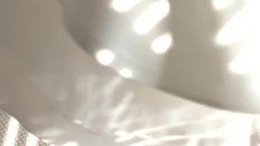 Bacakları koyu mavi topuklu giyiyor.