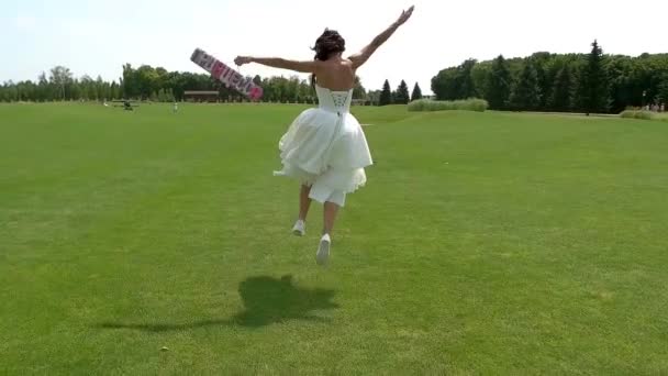 Mariée courir et sauter . — Video