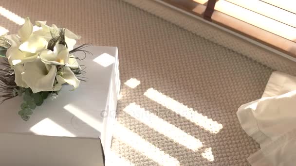 Çiçekler beyaz kutu üzerinde. — Stok video