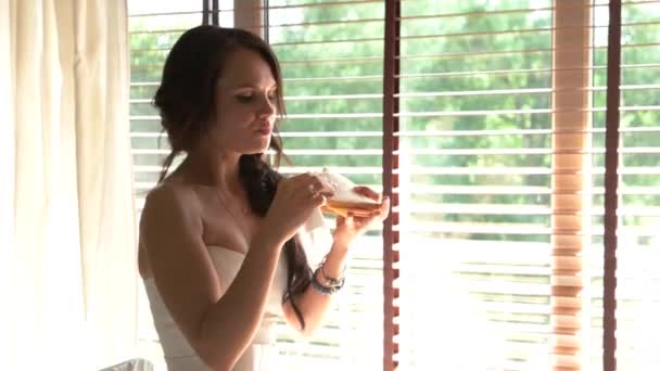 Bruden som äter en smörgås. — Stockvideo