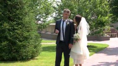 Gelin ve damat parkta.