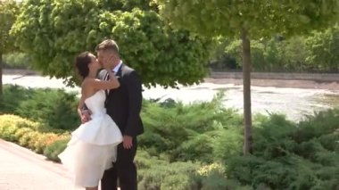 Gelin ve damat öpüşme açık havada.