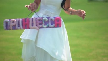 Yeşil çimenlerin üzerinde duran gelin.