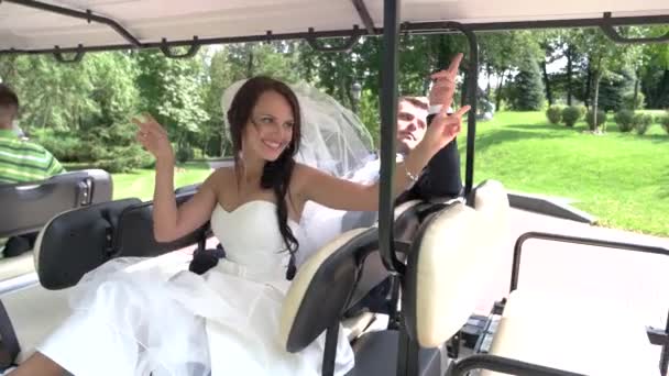Casamento casal em veículo . — Vídeo de Stock