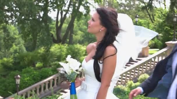 Couple de mariage sur fond de nature . — Video