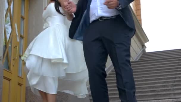 階下に歩いているカップルの結婚式. — ストック動画