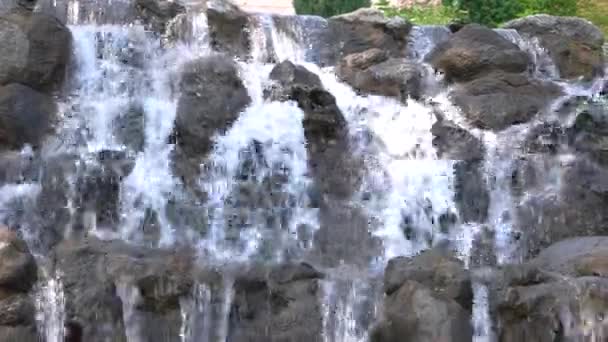 Kleiner Wasserfall in Bewegung. — Stockvideo