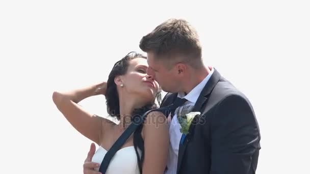 Noiva e noivo beijando. — Vídeo de Stock