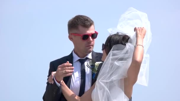 Svatební pár v sluneční brýle. — Stock video