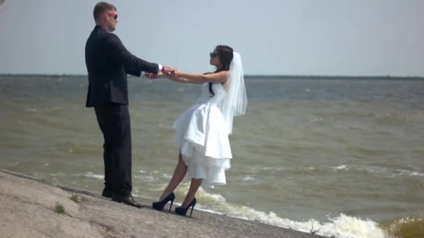 Pareja de boda sobre fondo de agua . — Vídeo de stock